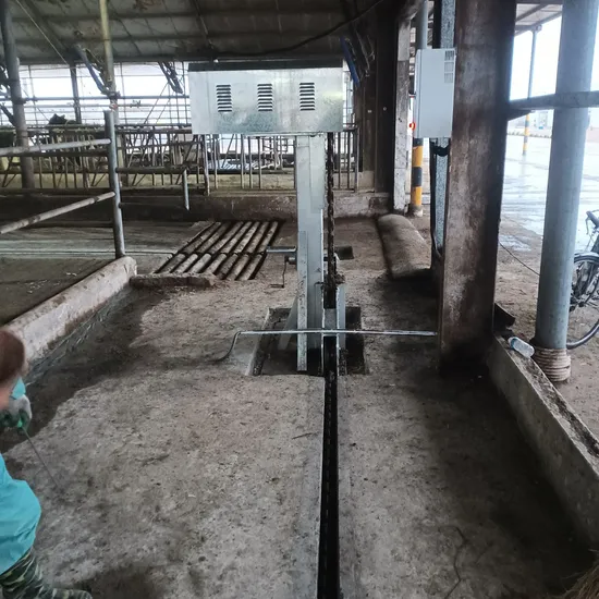 Single Axis Angular Wheel Cow Manure Scraper for Short Distance Cowshed