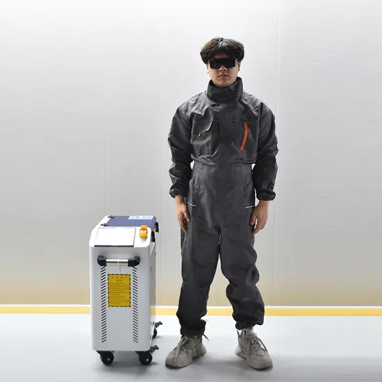 Pulse Laser Cleaning Machine Wood Metal Graffiti Stripping 200W 300W