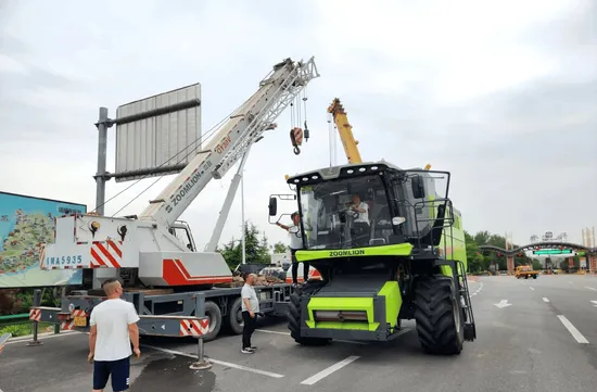 Zoomlion Agricultural Equipment TF150 Super Combine Harvester Model 7600mm Cutting Width and 260HP Power Engine