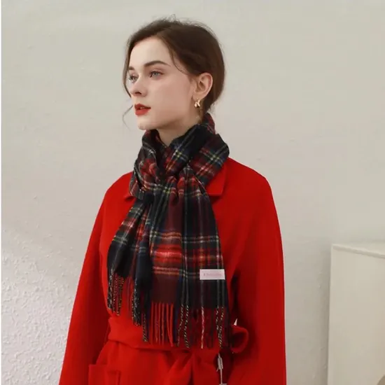 Luxurious Wool Checked Scarf for Stylish Winter Fashion Luxurious Wool Checked Scarf for Stylish Winter Fashion