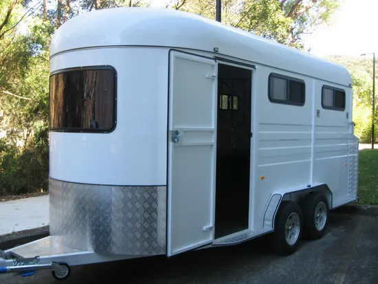 Standard Angle Load Three Horse Float Camper Horse Trailer