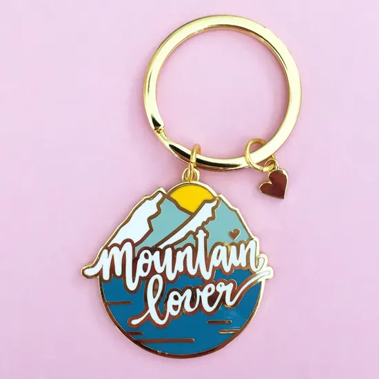 Mountain Lover Round Shape Metal Crafts Wholesale Keyrings Custom Car Keychains Fashion Gold Hard Soft Enamel Keychain for Mountain Climber