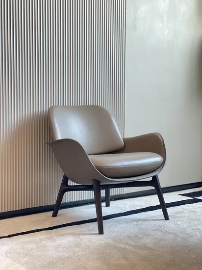 China Foshan Fiberglass Public Area Reception Accent Iconic Leather Chair with Solid Wood Base