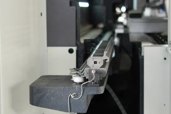Compact Industrial Tool for High-Precision Sheet Metal Bending