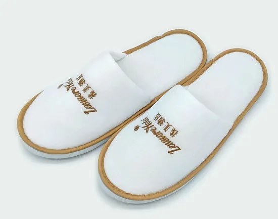 Custom Logo Embroidery Personalized Wholesale Luxury Washable Hotel Room SPA Guest Disposable Coral Velvet Hotel Slippers White Wholesale Cheap Slippers
