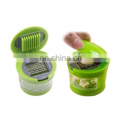 Creative Manual Plastic Garlic Crusher With 2 Stainless Steel Blades And Container Kitchen Gadgets Wholesale