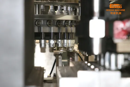 Utmost in Convenience Blow Molding Machine with Durable Modeling